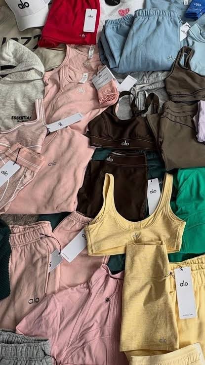 pallets de ropa Alo Yoga en México